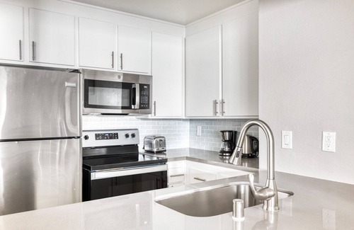 Warner Center Apartment | Mod Woodland Hills 1BR w/Pool & Gym, near Warner Center, by Blueground