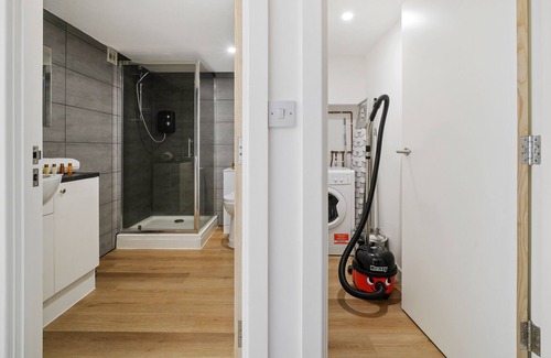 West Bromwich Condo | ⭐️ Modern 1 BDR Duplex APT- West Bromwich⭐️