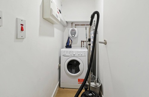 West Bromwich Condo | ⭐️ Modern 1 BDR Duplex APT- West Bromwich⭐️