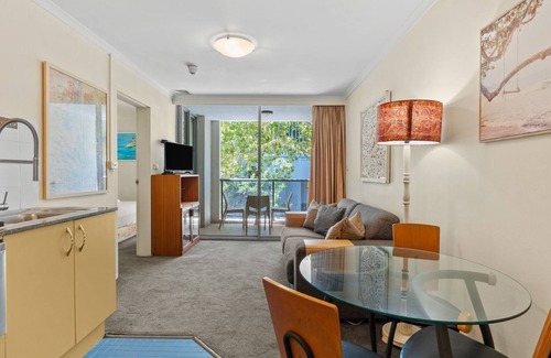 Darlington Apartment | Modern 1-Bed Apartment with Pool, Gym & Parking