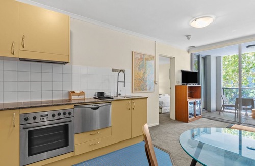 Darlington Apartment | Modern 1-Bed Apartment with Pool, Gym & Parking