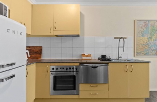 Darlington Apartment | Modern 1-Bed Apartment with Pool, Gym & Parking