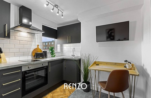 Alvaston Apartment | Modern 1-bed Apartment in Derby by Renzo, Cooking Facilities, En-Suite!