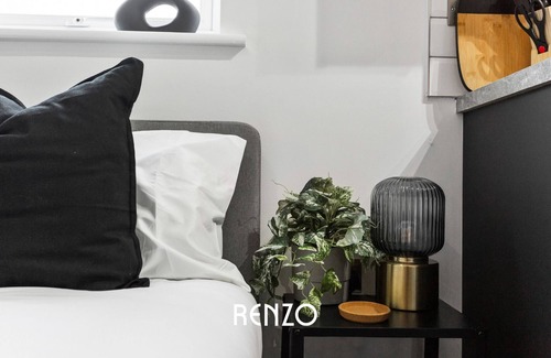 Alvaston Apartment | Modern 1-bed Apartment in Derby by Renzo, Cooking Facilities, En-Suite!
