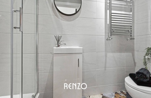Alvaston Apartment | Modern 1-bed Apartment in Derby by Renzo, Cooking Facilities, En-Suite!
