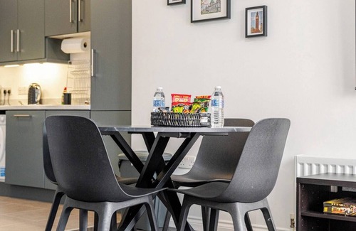 Cathedral Quarter Apartment | Modern 1-bed apartment in Belfast’s Cathedral Quarter. Sleeps 4 with king bed & sofa bed. Wi-Fi, smart TV, washer & kitchen. Walk to Titanic Belfast, Victoria Square, pubs, and SSE Arena. Ideal for couples, families or weekend getaways.