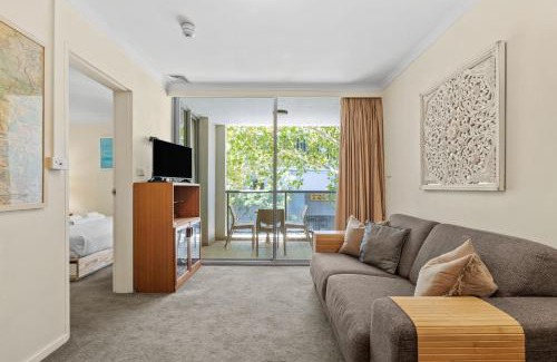 Chippendale Apartment | Modern 1-Bed Apartment with Pool, Gym & Parking