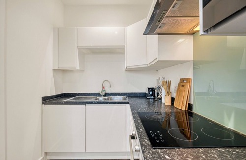 Heathrow Villages Apartment | Modern 1 Bed by Heathrow Airport