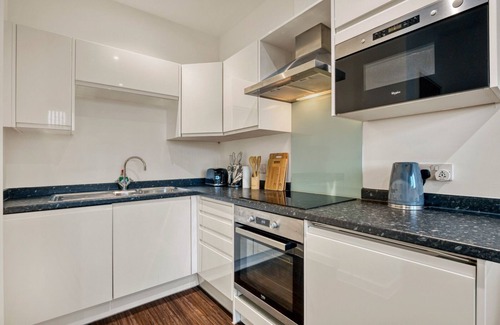 Heathrow Villages Apartment | Modern 1 Bed by Heathrow Airport