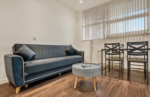 Heathrow Villages Apartment | Modern 1 Bed by Heathrow Airport