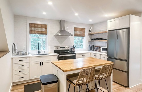 Katama Apartment | Modern 1-bedroom apartment in private Edgartown neighborhood w/tennis court