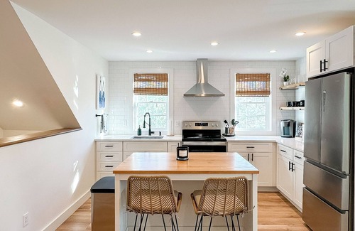 Katama Apartment | Modern 1-bedroom apartment in private Edgartown neighborhood w/tennis court