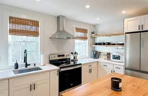 Katama Apartment | Modern 1-bedroom apartment in private Edgartown neighborhood w/tennis court