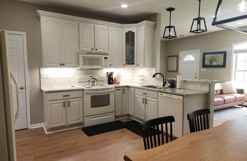 Porters Sideling Apartment | Modern 1 Bedroom Apartment with backyard and deck access.