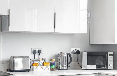 Hammersmith Broadway Apartment | Modern 1 bedroom Apartment with views on West London