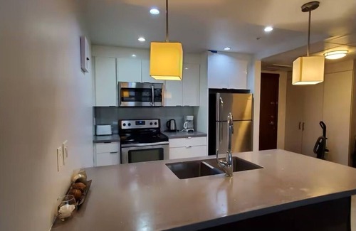 Downtown Calgary Apartment | Modern 1 Bedroom condo with riverview in Calagry