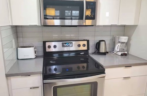 Downtown Calgary Apartment | Modern 1 Bedroom condo with riverview in Calagry