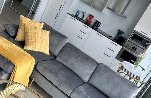 Central Waterfront Condo | Modern 1 bedroom Condo Downtown Toronto near Union station and Scotia Arena