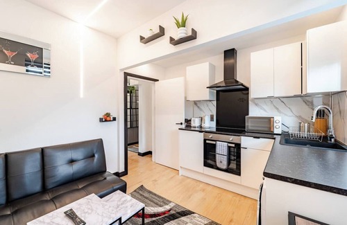 Central Aberdeen Apartment | Modern 1 Bedroom Flat in Aberdeen City Center, With Parking.