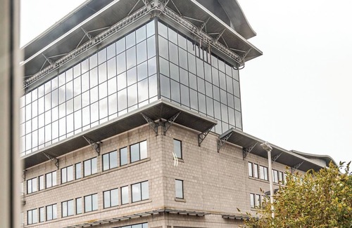 Central Aberdeen Apartment | Modern 1 Bedroom Flat in Aberdeen City Center, With Parking.