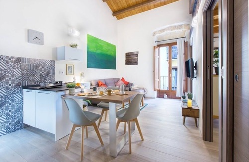 Historic Castle District Apartment | Modern 1-bedroom flat for max. 3 persons, central position and WiFi