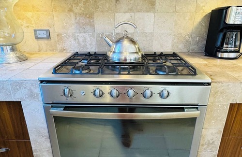 San Antonio Tlayacapan House | Modern 1 Bedroom Guesthouse - Free Bikes - Huge Patio - Gym - Pickleball Court