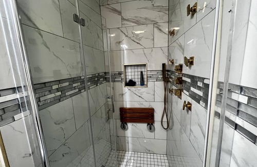 Harbor House | Modern 1 Bedroom Home w/shower jets
