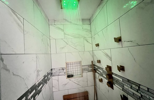 Harbor House | Modern 1 Bedroom Home w/shower jets