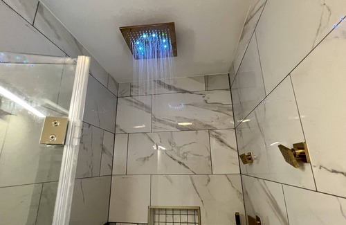 Harbor House | Modern 1 Bedroom Home w/shower jets