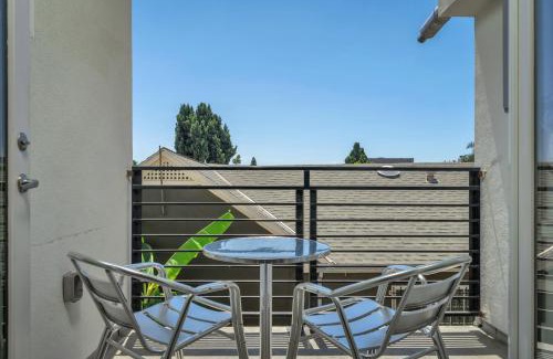 Wilshire Apartment | Modern 1-Bedroom Loft in Hollywood with Parking, WiFi & Hollywood Sign View