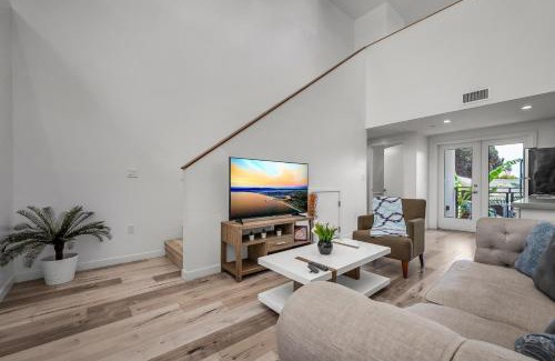 Wilshire Apartment | Modern 1-Bedroom Loft in Hollywood with Parking, WiFi & Hollywood Sign View