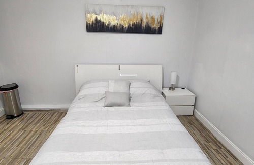Hialeah House | Modern 1 Bedroom Suite With Shower Sauna & Patio