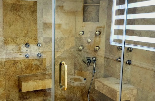 Hialeah House | Modern 1 Bedroom Suite With Shower Sauna & Patio