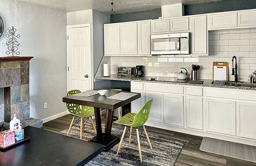 Central Oklahoma City Apartment | Modern 1-Bedroom Retreat | Steps from Plaza District #20C