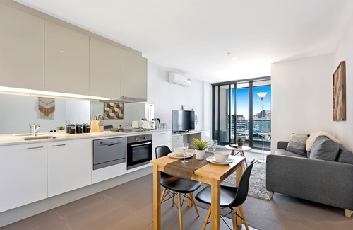 Melbourne Central Business District Apartment | Modern 1-BR Apartment + Seaview!