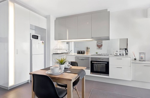 Melbourne Central Business District Apartment | Modern 1-BR Apartment + Seaview!