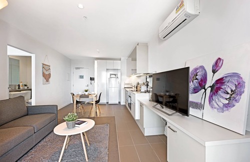 Melbourne Central Business District Apartment | Modern 1-BR Apartment + Seaview!