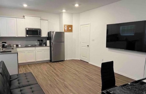Leander Apartment | Modern, 1 BR private suite with kitchennn