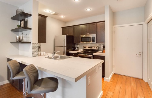 Belltown Condo | Modern 1 BR Quiet Condo in Seattle center, pool and fitness, FREE parking