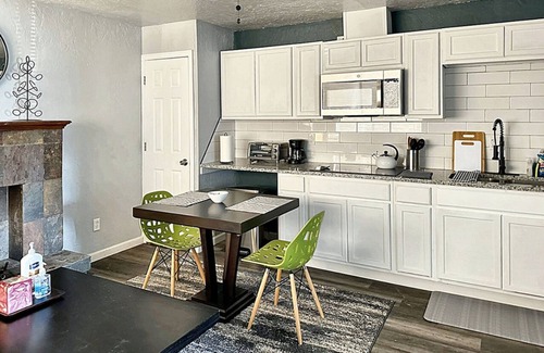 Central Oklahoma City Apartment | Modern 1B Studio Oasis Plaza District Access 32C
