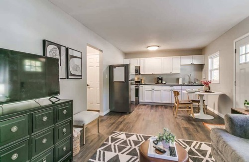 Ames House | Modern 1BR/1BA Chic UrbanRetreat