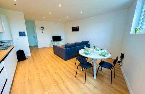 Bloemekenswijk Apartment | Modern 1BR & 1LR Apartment, 10 min Walk to City Center