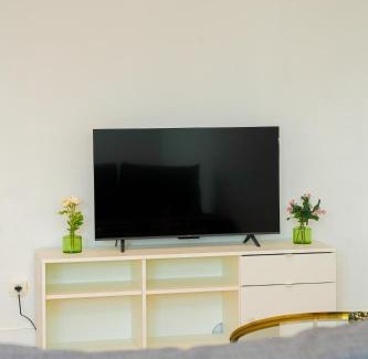 Bloemekenswijk Apartment | Modern 1BR & 1LR Apartment, 10 min Walk to City Center