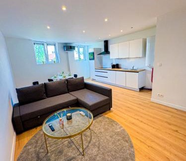 Bloemekenswijk Apartment | Modern 1BR & 1LR Apartment, 10 min Walk to City Center