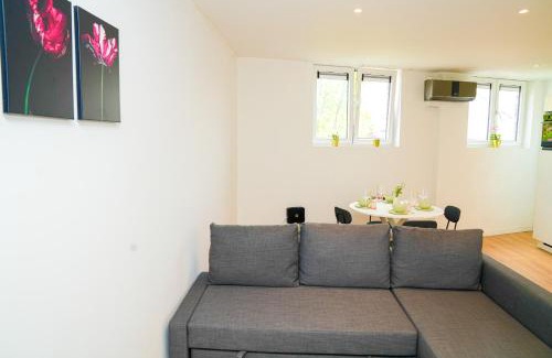 Bloemekenswijk Apartment | Modern 1BR & 1LR Apartment, 10 min Walk to City Center