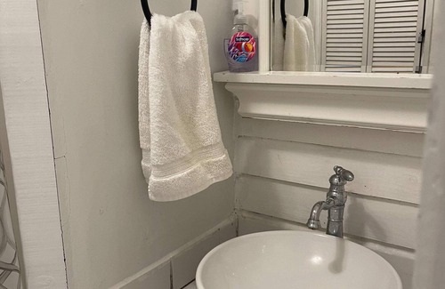 Freetown - Port Rico Apartment | Modern 1BR Apartment near UL & Downtown Lafayette!