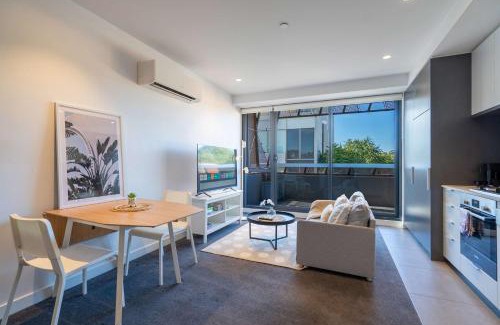 Hawthorn Apartment | Modern 1BR Apartment with Smart TV and Views