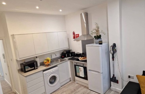 Watford Apartment | Modern 1BR Flat in Central Watford | Walk to Junction, Shops & Dining