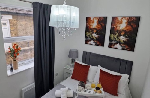 Watford Apartment | Modern 1BR Flat in Central Watford | Walk to Junction, Shops & Dining