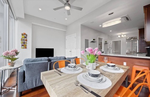 Downtown Pittsburgh House | Modern 1BR | FREE Parking | Gym | Skyline Views